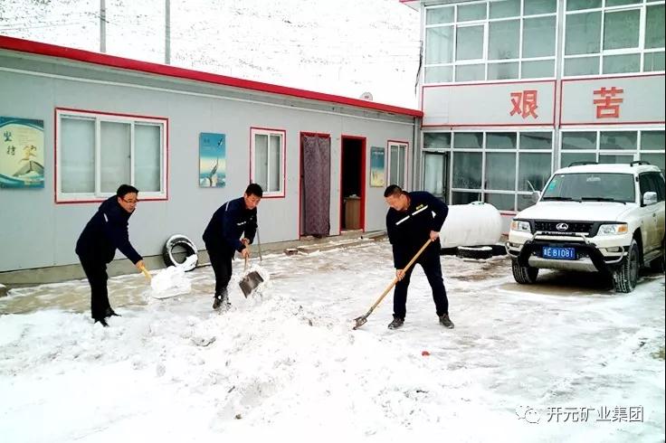 人間四月芳菲盡，山中春雪還復來