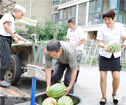 買下一整車西瓜，讓瓜農(nóng)早點(diǎn)回家